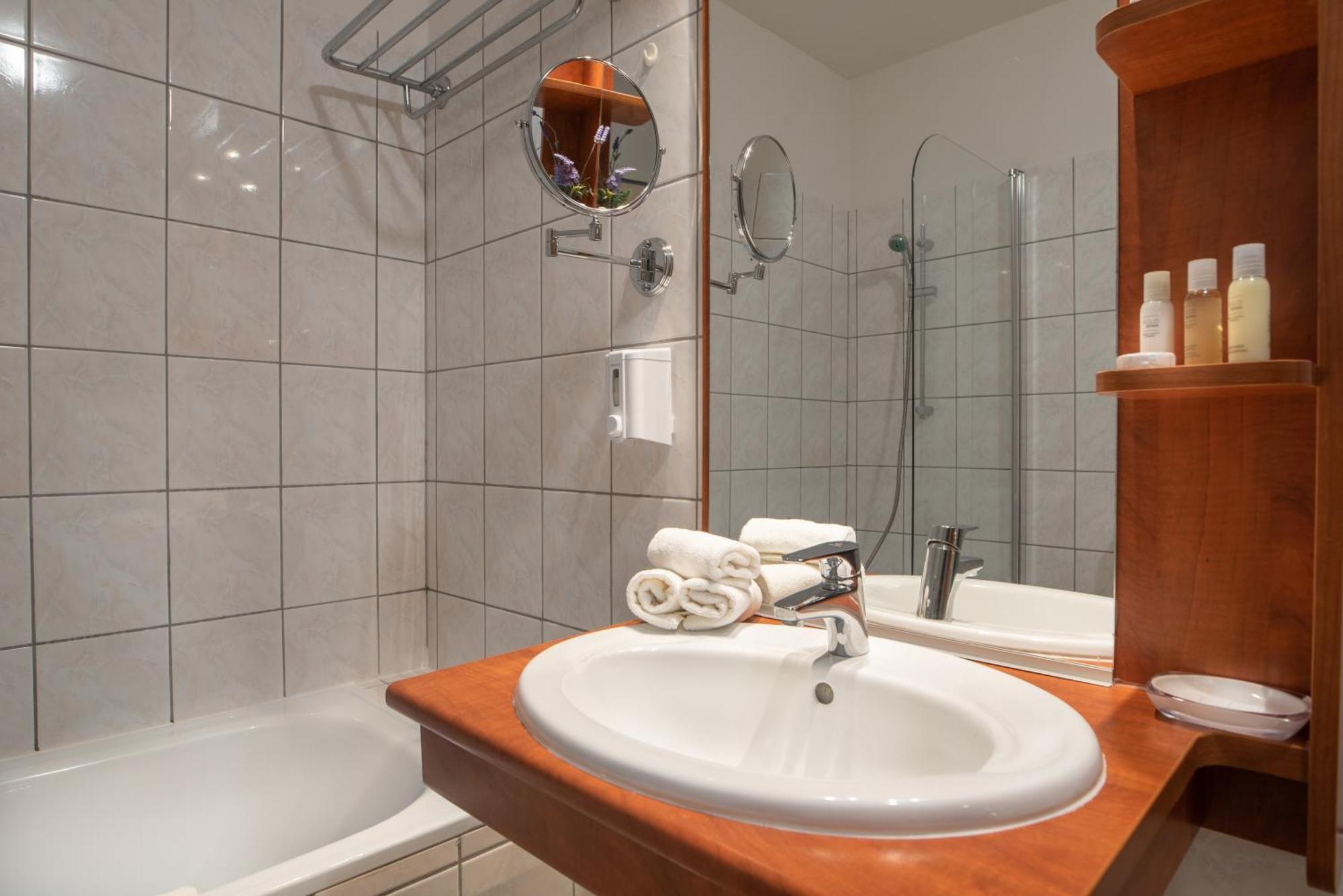 Holdvirag Hotel Sárvár Eksteriør billede