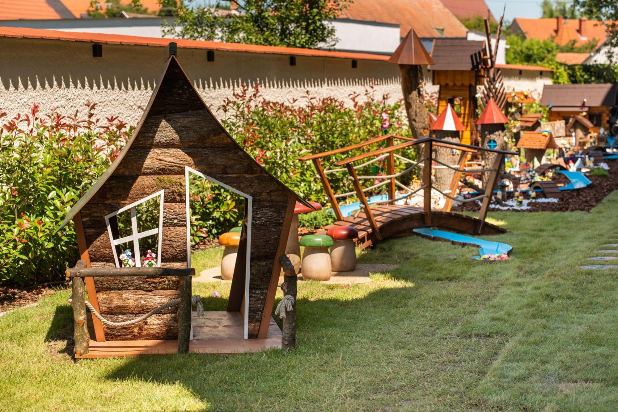 Holdvirag Hotel Sárvár Eksteriør billede